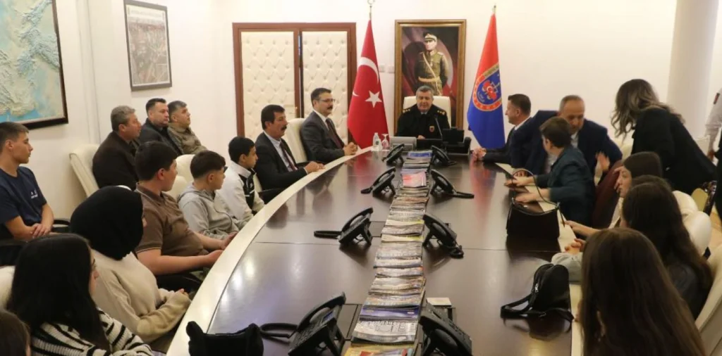 Lalapaşa Belediye Başkanı Zafer Sezgin Geldi ve Kaymakam Bahadır Yılmaz, başarılı öğrencilerle Ankara turuna katıldı. Anıtkabir ziyareti ve Tümgeneral Ersel Özer buluşmasının detayları haberimizde.