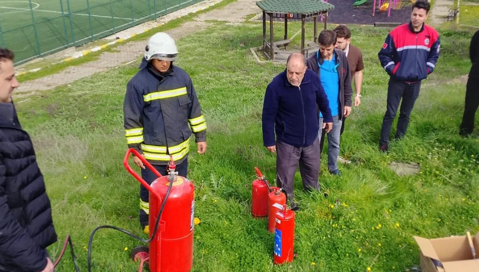 Lalapaşa Belediye Başkanlığı, Lalapaşa İlçe Devlet Hastanesi personeline yangın söndürme ve acil durum eğitimi verdi. Uygulamalı tatbikat detayları haberimizde.
