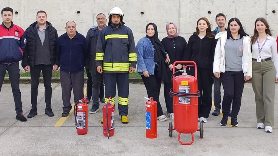 Lalapaşa Belediye Başkanlığı, Lalapaşa İlçe Devlet Hastanesi personeline yangın söndürme ve acil durum eğitimi verdi. Uygulamalı tatbikat detayları haberimizde.