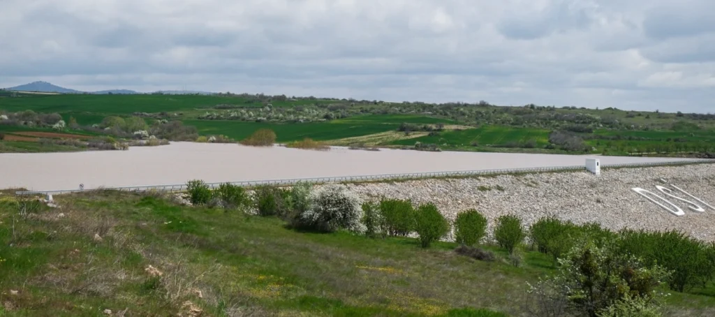 Edirne Lalapaşa Büyüköğünlü Göleti iki yılın ardından suyla doldu. Bölge çiftçisine can suyu olacak dev yatırımın detayları ve tarımsal üretim sezonu müjdeleri haberimizde.