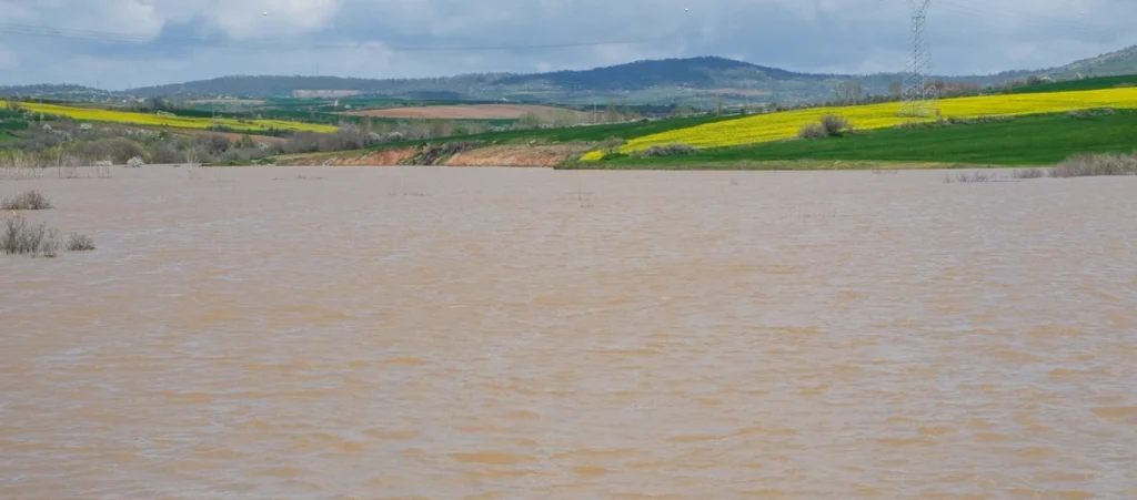 Edirne Lalapaşa Büyüköğünlü Göleti iki yılın ardından suyla doldu. Bölge çiftçisine can suyu olacak dev yatırımın detayları ve tarımsal üretim sezonu müjdeleri haberimizde.