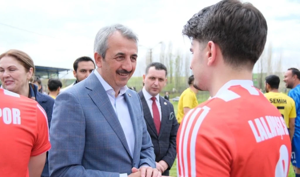 Edirne Valisi Yunus Sezer, Lalapaşa Spor - Aşçıoğlu Gençlik Spor maçını başlattı. Yenilenen Lalapaşa İlçe Sahası'ndaki sezon finalinin detayları ve spor yatırımları haberimizde.