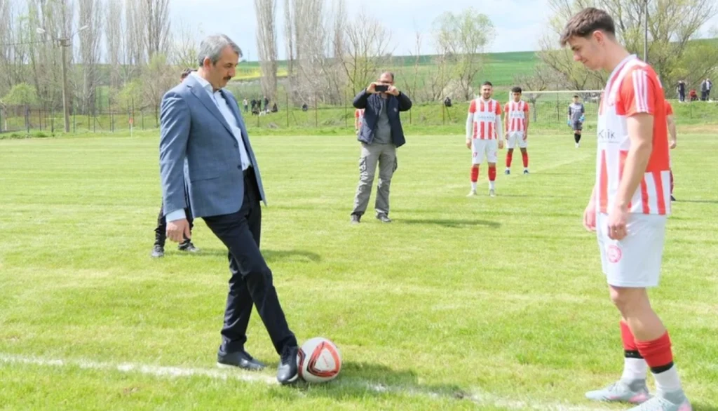 Edirne Valisi Yunus Sezer, Lalapaşa Spor - Aşçıoğlu Gençlik Spor maçını başlattı. Yenilenen Lalapaşa İlçe Sahası'ndaki sezon finalinin detayları ve spor yatırımları haberimizde.