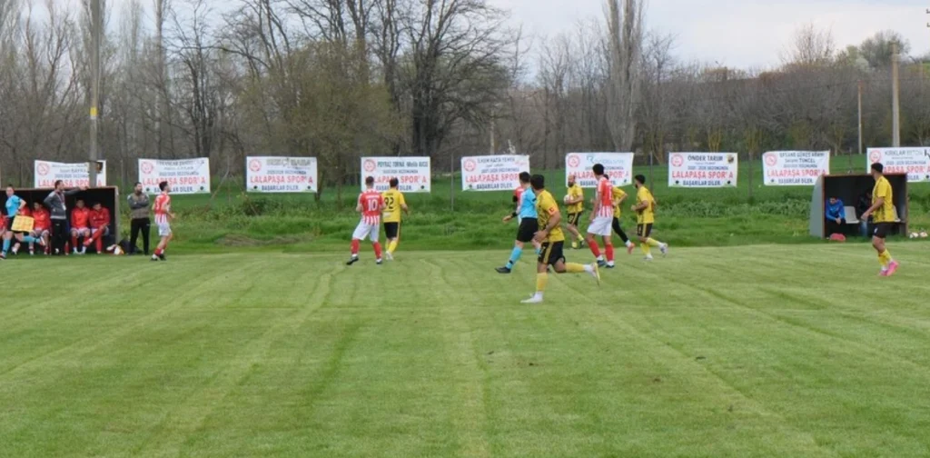 Edirne Valisi Yunus Sezer, Lalapaşa Spor - Aşçıoğlu Gençlik Spor maçını başlattı. Yenilenen Lalapaşa İlçe Sahası'ndaki sezon finalinin detayları ve spor yatırımları haberimizde.