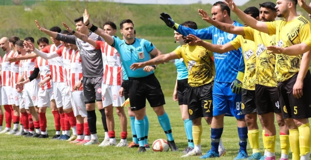 Edirne Valisi Yunus Sezer, Lalapaşa Spor - Aşçıoğlu Gençlik Spor maçını başlattı. Yenilenen Lalapaşa İlçe Sahası'ndaki sezon finalinin detayları ve spor yatırımları haberimizde.