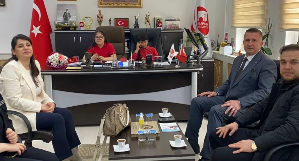 Lalapaşa'da 23 Nisan coşkusu! Belediye koltuğunu devralan Ayaz Şerafettin Tunç ve Defne Biga'nın verdiği talimatlarla ilçede hizmet seferberliği başladı.