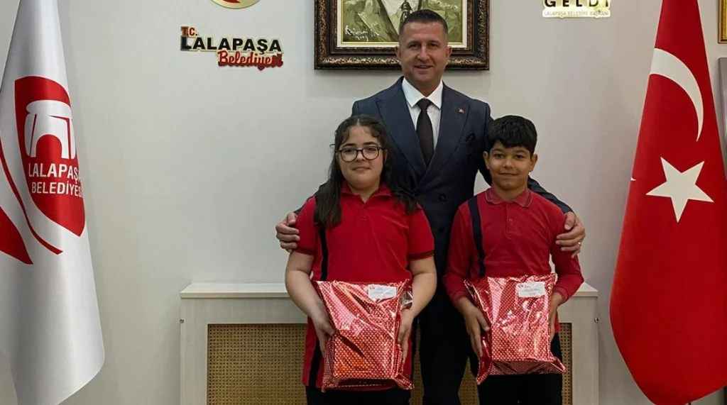 Lalapaşa'da 23 Nisan coşkusu! Belediye koltuğunu devralan Ayaz Şerafettin Tunç ve Defne Biga'nın verdiği talimatlarla ilçede hizmet seferberliği başladı.