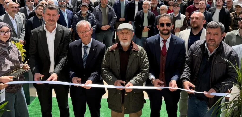 Lapseki Belediye Başkan Vekili Abdullah Dindar, ilçedeki yeni iş yeri açılışına ve okul kermesine katıldı. Lapseki Belediyesi'nin sosyal ve ekonomik destek çalışmaları haberimizde.