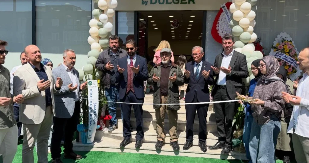 Lapseki Belediye Başkan Vekili Abdullah Dindar, ilçedeki yeni iş yeri açılışına ve okul kermesine katıldı. Lapseki Belediyesi'nin sosyal ve ekonomik destek çalışmaları haberimizde.