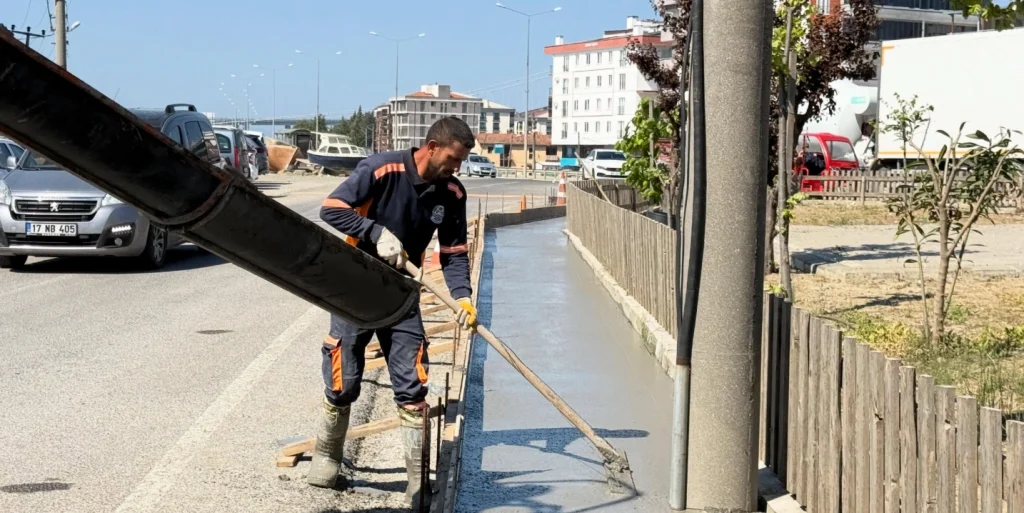 Lapseki Belediye Başkan Vekili İrfan Temel, ilçedeki çalışmaları denetledi. Belediye projelerinin son durumu, teknik incelemeler ve Lapseki'nin gelecek vizyonuna dair tüm detaylar haberimizde. Lapseki Haberler