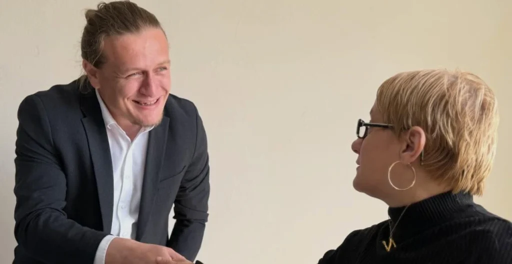 Lapseki Belediye Başkanı Atilla Öztürk, 2 Nisan Dünya Otizm Farkındalık Günü'nde kursiyer Nurdan Yolun'un doğum gününü kutlayarak anlamlı bir ziyarete imza attı.