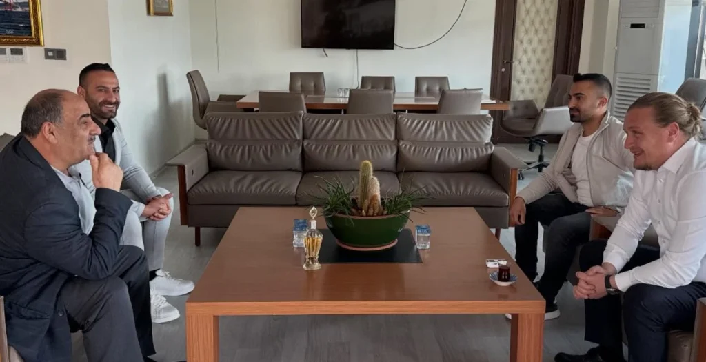 Lapseki Belediye Başkanı Atilla Öztürk'e vatandaşlardan anlamlı ziyaret! Makamda gerçekleşen samimi sohbette ilçenin geleceği ve vatandaş talepleri konuşuldu. Detaylar için tıklayın.