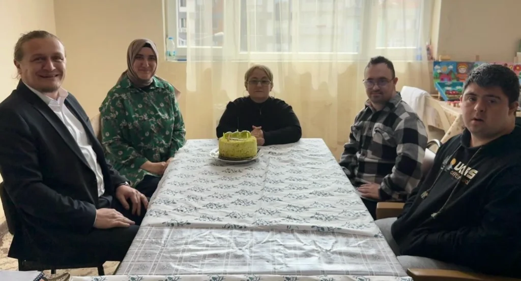 Lapseki Belediye Başkanı Atilla Öztürk, 2 Nisan Dünya Otizm Farkındalık Günü'nde kursiyer Nurdan Yolun'un doğum gününü kutlayarak anlamlı bir ziyarete imza attı.