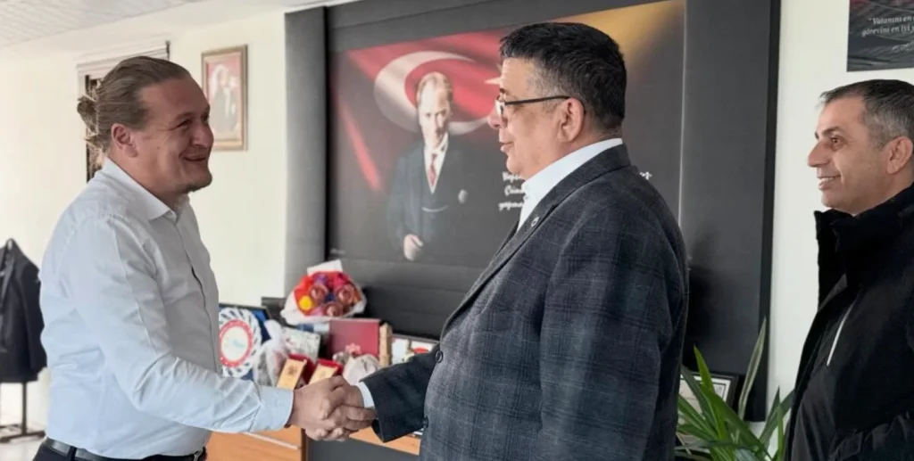 Lapseki Belediye Başkanı Atilla Öztürk'e vatandaşlardan anlamlı ziyaret! Makamda gerçekleşen samimi sohbette ilçenin geleceği ve vatandaş talepleri konuşuldu. Detaylar için tıklayın.