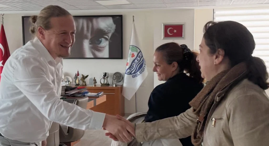 Lapseki Belediye Başkanı Atilla Öztürk, vatandaşlarla makamında bir araya gelerek görüş alışverişinde bulundu. Samimi sohbetler ve katılımcı yönetim vurgusu ön plana çıktı.