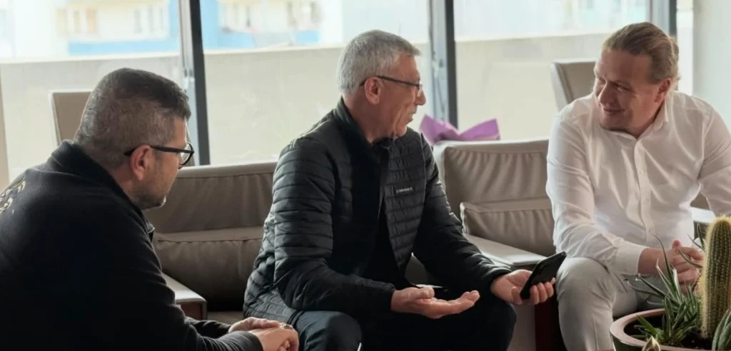 Lapseki Belediye Başkanı Atilla Öztürk, vatandaşlarla makamında bir araya gelerek görüş alışverişinde bulundu. Samimi sohbetler ve katılımcı yönetim vurgusu ön plana çıktı.