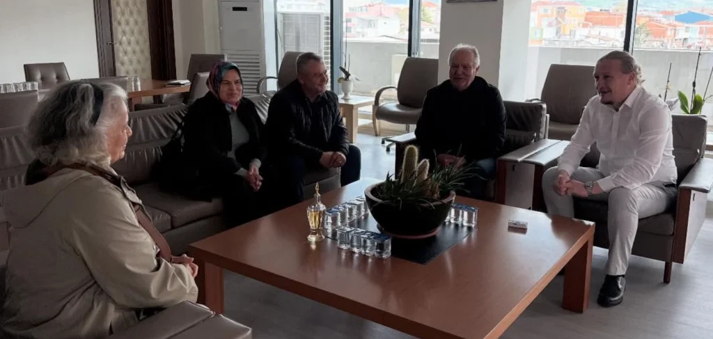 Lapseki Belediye Başkanı Atilla Öztürk, vatandaşlarla makamında bir araya gelerek görüş alışverişinde bulundu. Samimi sohbetler ve katılımcı yönetim vurgusu ön plana çıktı.