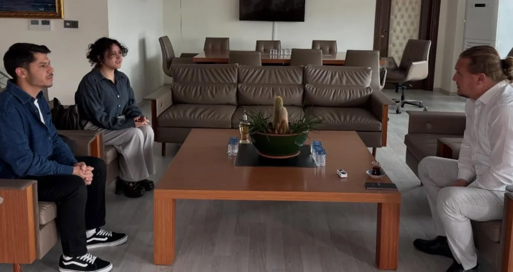 Lapseki Belediye Başkanı Atilla Öztürk, vatandaşlarla makamında bir araya gelerek görüş alışverişinde bulundu. Samimi sohbetler ve katılımcı yönetim vurgusu ön plana çıktı.