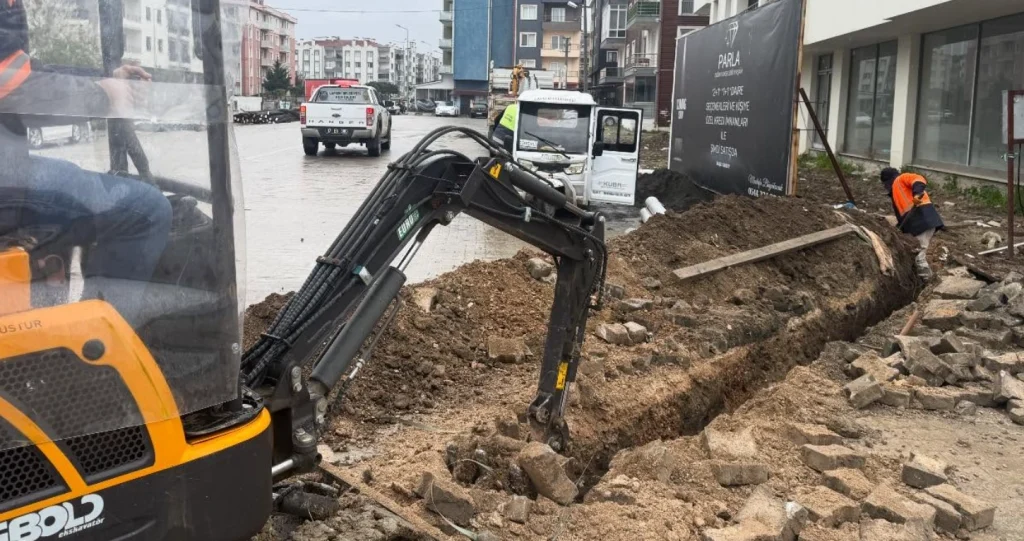 Lapseki Belediyesi tarafından yürütülen altyapı, yol genişletme, temiz su arıtma tesisi ve sosyal belediyecilik çalışmalarının detayları açıklandı. İlçe modern bir çehreye kavuşuyor.