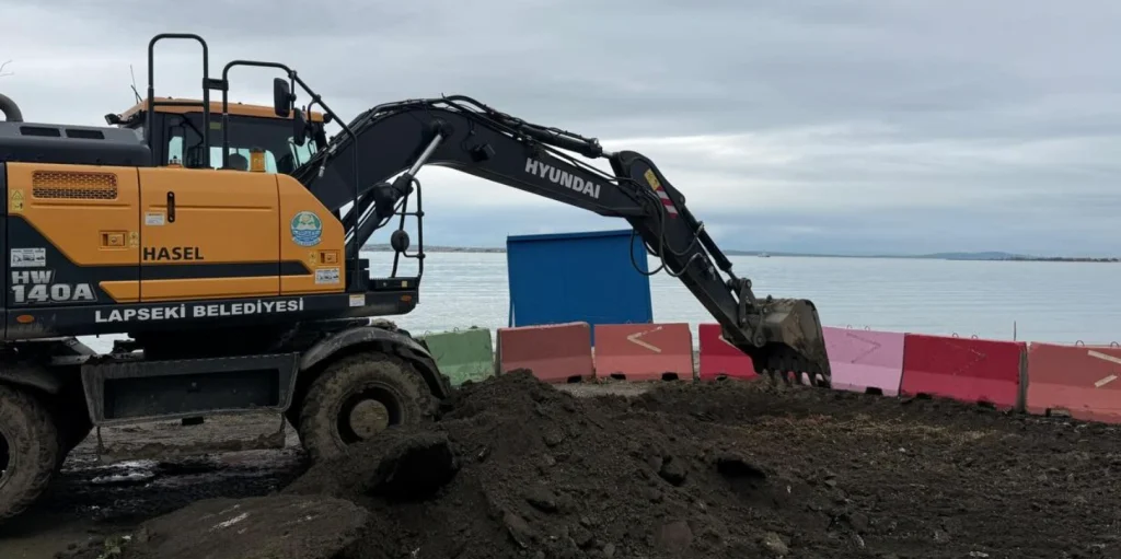Lapseki Belediyesi tarafından yürütülen altyapı, yol genişletme, temiz su arıtma tesisi ve sosyal belediyecilik çalışmalarının detayları açıklandı. İlçe modern bir çehreye kavuşuyor.