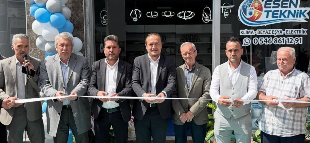 Lapseki Belediye Başkanı Atilla Öztürk, ilçedeki yeni iş yeri Esen Teknik’in açılış kurdelesini kesti. Lapseki’deki ticari hayatın gelişimi ve esnaf açılışının detayları haberimizde.