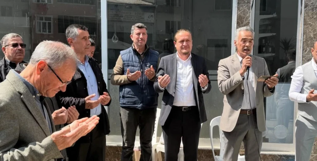 Lapseki Belediye Başkanı Atilla Öztürk, ilçedeki yeni iş yeri Esen Teknik’in açılış kurdelesini kesti. Lapseki’deki ticari hayatın gelişimi ve esnaf açılışının detayları haberimizde.