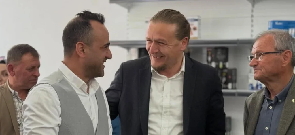 Lapseki Belediye Başkanı Atilla Öztürk, ilçedeki yeni iş yeri Esen Teknik’in açılış kurdelesini kesti. Lapseki’deki ticari hayatın gelişimi ve esnaf açılışının detayları haberimizde.