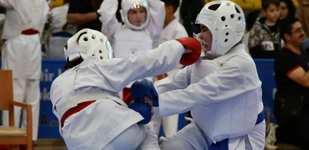 Lüleburgaz Belediyesi 23 Nisan şenlikleri kapsamında Karate Turnuvası düzenledi. LYFA'daki heyecan dolu müsabakalar ve ödül törenine dair tüm detaylar haberimizde.