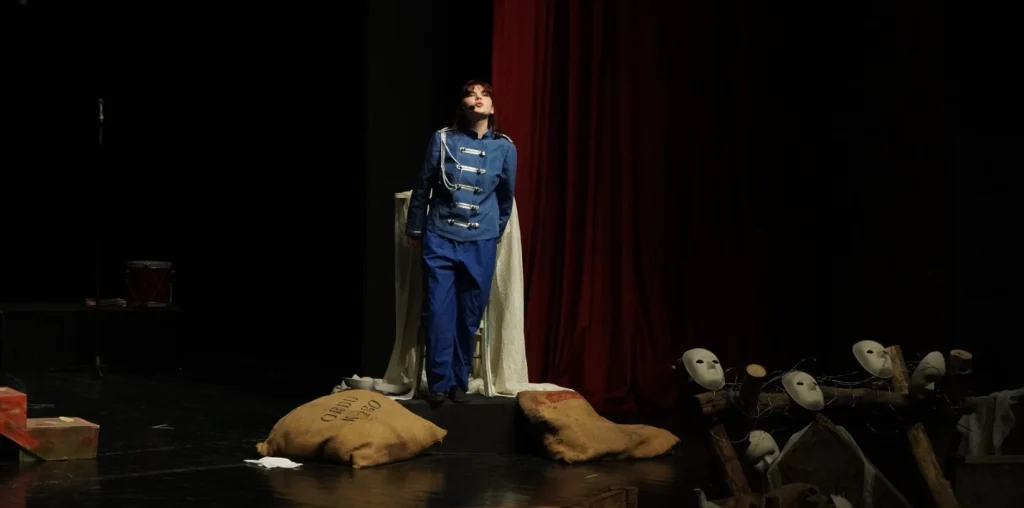 Lüleburgaz Belediyesi Gençlik Tiyatrosu "Savaş" oyunuyla izleyicileri büyüledi! Cahit Irgat Salonu'nda sahnelenen bu sarsıcı eserin detayları haberimizde.