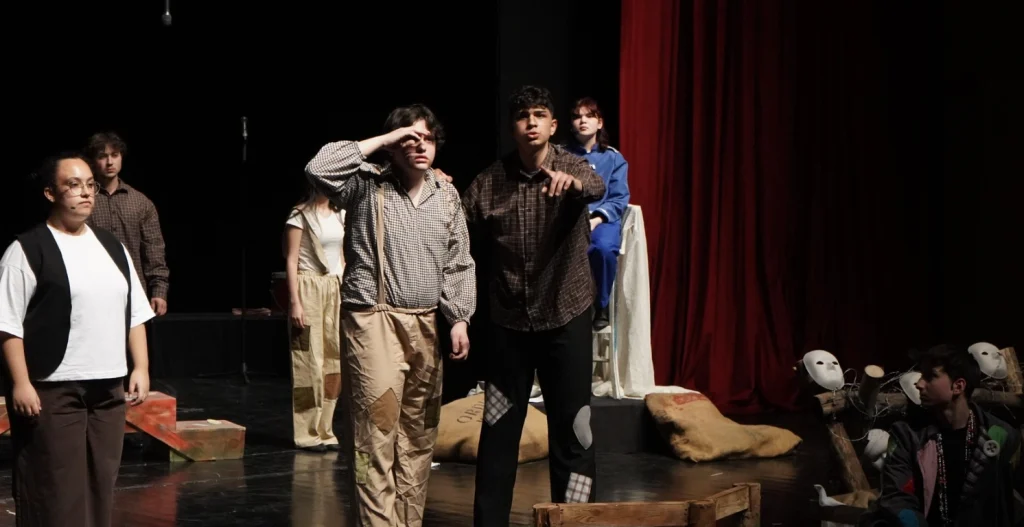 Lüleburgaz Belediyesi Gençlik Tiyatrosu "Savaş" oyunuyla izleyicileri büyüledi! Cahit Irgat Salonu'nda sahnelenen bu sarsıcı eserin detayları haberimizde.