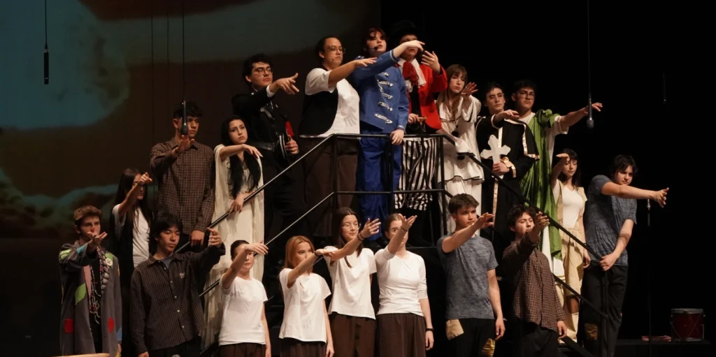 Lüleburgaz Belediyesi Gençlik Tiyatrosu "Savaş" oyunuyla izleyicileri büyüledi! Cahit Irgat Salonu'nda sahnelenen bu sarsıcı eserin detayları haberimizde.