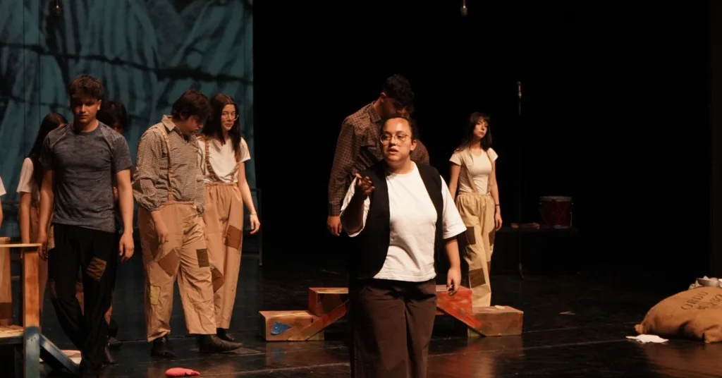 Lüleburgaz Belediyesi Gençlik Tiyatrosu "Savaş" oyunuyla izleyicileri büyüledi! Cahit Irgat Salonu'nda sahnelenen bu sarsıcı eserin detayları haberimizde.