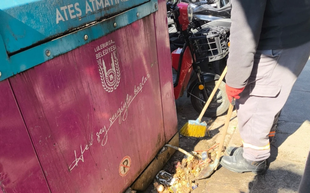 Lüleburgaz Belediyesi çevre kirliliğine karşı denetimleri artırdı. Konteyner yanına atık bırakan fırın ve restoranlara ceza kesildi. Şehrini temiz tutmak herkesin görevi!