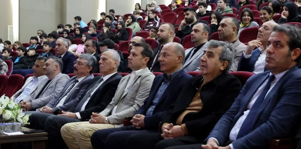 Çerkezköy'de düzenlenen MEGEB 2026 Kariyer Söyleşisi ile gençler geleceğin mesleklerini uzmanlarından dinledi. Eğitim ve iş dünyası Atatürk Kültür Merkezi'nde buluştu.