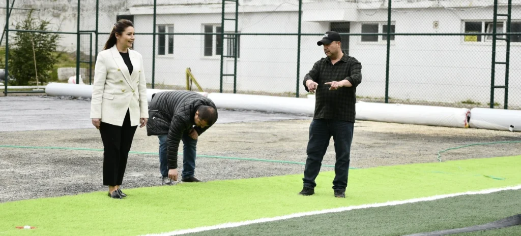 Malkara Belediyesi'nden spora tam destek! Mevcut halı saha; yeni nesil zemin, modern LED aydınlatma ve güvenli çevre düzenlemesiyle baştan aşağı yenileniyor. Gençlerin yeni spor merkezi yakında açılıyor.