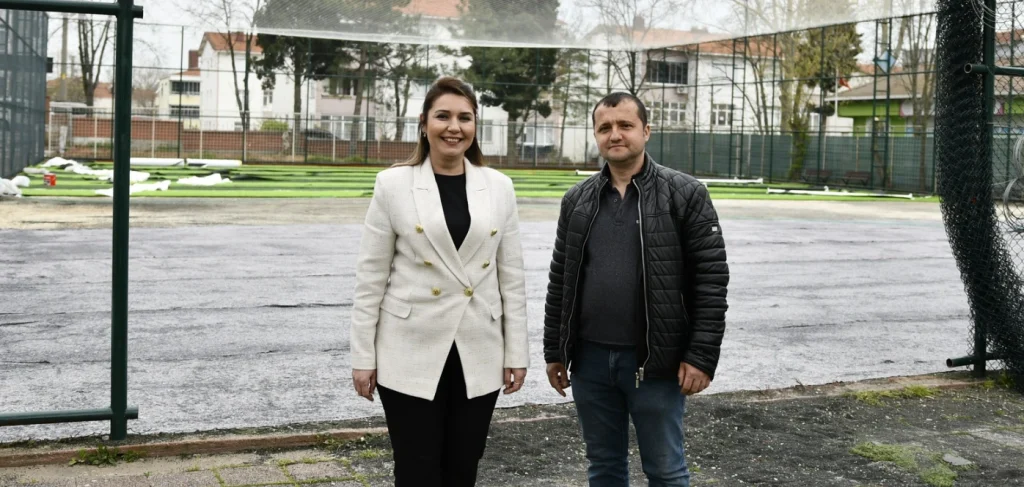 Malkara Belediyesi'nden spora tam destek! Mevcut halı saha; yeni nesil zemin, modern LED aydınlatma ve güvenli çevre düzenlemesiyle baştan aşağı yenileniyor. Gençlerin yeni spor merkezi yakında açılıyor.
