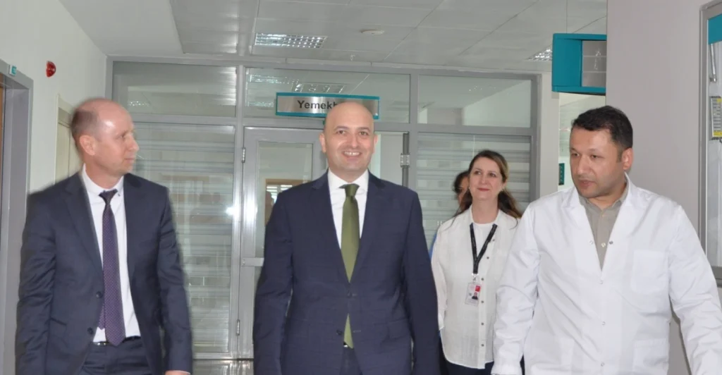 Malkara Kaymakamı Haluk Koç, Devlet Hastanesi ziyaretinde sağlık hizmetlerinin etkinliğini ve vatandaş memnuniyetini yerinde inceledi. Detaylar için tıklayın.
