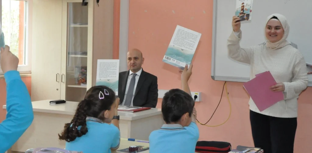 Malkara Kaymakamı Haluk Koç, "Okudukça" projesi saha incelemeleri kapsamında Orhan Öztrak Ortaokulu'ndaydı. Kitap okumanın toplumsal gücü üzerine vurgu yapıldı.