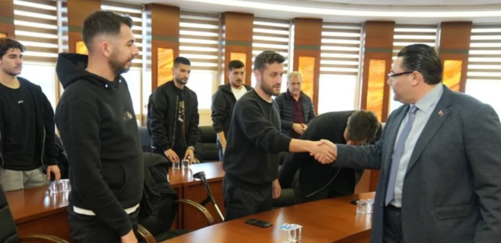 Marmaraereğlisi Belediye Spor Kulübü şampiyonluğa kilitlendi! Belediye ziyaretinde teknik ekip ve futbolculara moral depolayan yönetim, kupa için tam destek verdi.