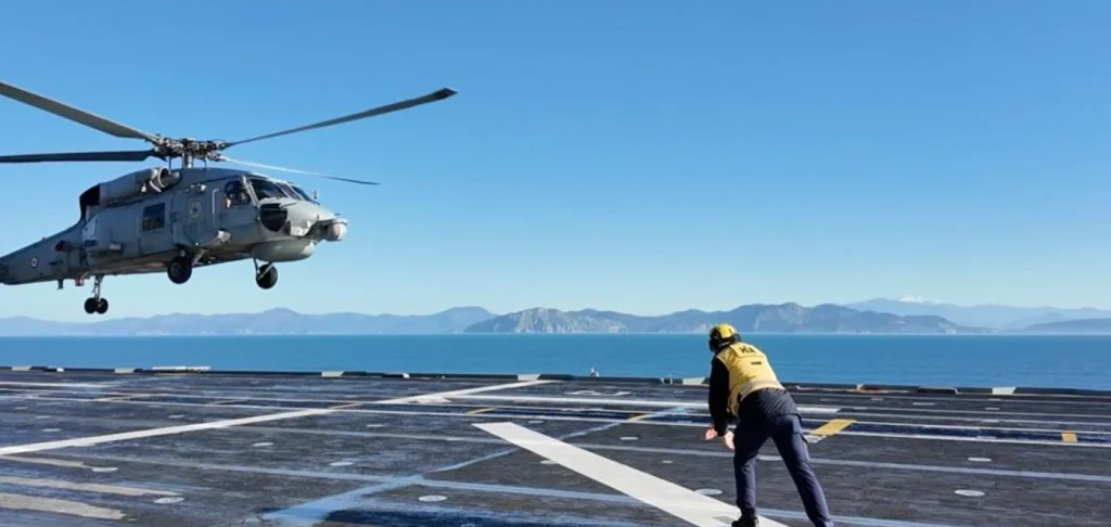 Türk donanmasının dev tatbikatı Mavi Vatan 2026, üç denizde eş zamanlı devam ediyor. İHA desteği, füze atışları ve çıkarma harekatlarıyla donanmanın gücü test ediliyor.