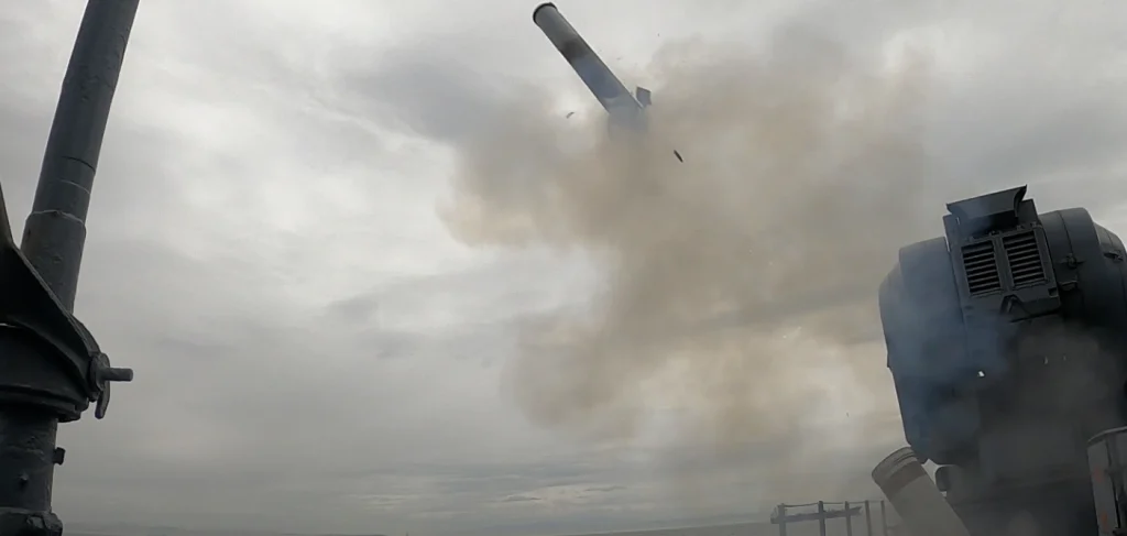 Türk donanmasının dev tatbikatı Mavi Vatan 2026, üç denizde eş zamanlı devam ediyor. İHA desteği, füze atışları ve çıkarma harekatlarıyla donanmanın gücü test ediliyor.