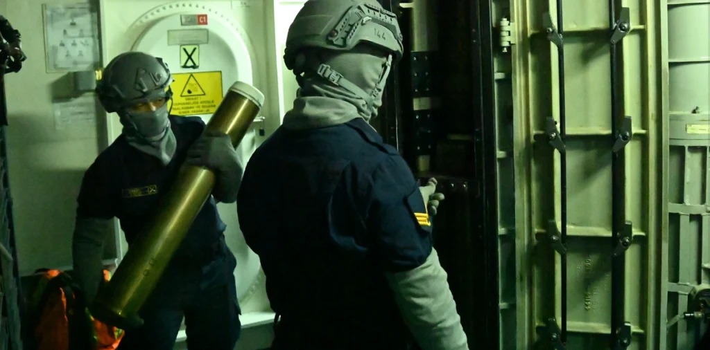 Türk donanmasının dev tatbikatı Mavi Vatan 2026, üç denizde eş zamanlı devam ediyor. İHA desteği, füze atışları ve çıkarma harekatlarıyla donanmanın gücü test ediliyor.