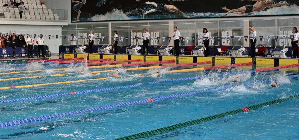 Türkiye Yüzme Federasyonu Yıldız, Genç ve Açık Yaş Uzun Kulvar Milli Takım Seçmeleri Edirne'de başladı. 1000 sporcu ve 180 kulübün katıldığı dev organizasyonun detayları.