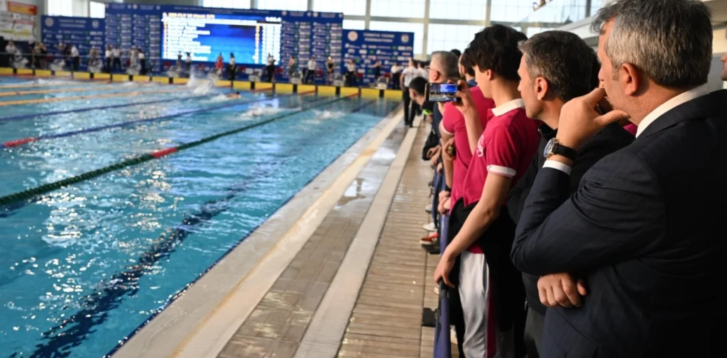 Türkiye Yüzme Federasyonu Yıldız, Genç ve Açık Yaş Uzun Kulvar Milli Takım Seçmeleri Edirne'de başladı. 1000 sporcu ve 180 kulübün katıldığı dev organizasyonun detayları.