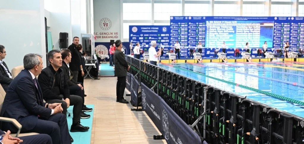 Türkiye Yüzme Federasyonu Yıldız, Genç ve Açık Yaş Uzun Kulvar Milli Takım Seçmeleri Edirne'de başladı. 1000 sporcu ve 180 kulübün katıldığı dev organizasyonun detayları.