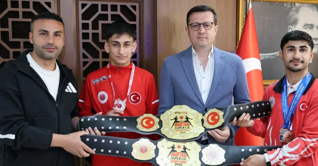 Çerkezköy Belediyesi, Muaythai Türkiye Şampiyonası'nda büyük başarı elde eden Kızılpınar Geylani Spor Kulübü sporcularını ağırladı. Cihan Doğu 5. kez şampiyon! Çerkezköy Haberler
