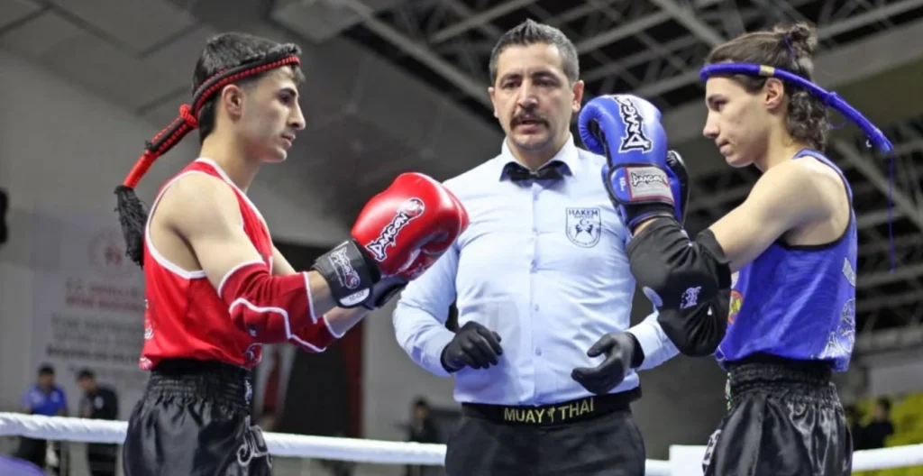 Çerkezköy Belediyesi, Muaythai Türkiye Şampiyonası'nda büyük başarı elde eden Kızılpınar Geylani Spor Kulübü sporcularını ağırladı. Cihan Doğu 5. kez şampiyon! Çerkezköy Haberler
