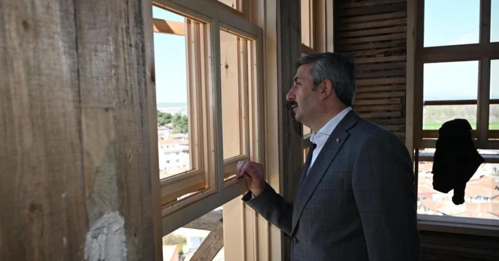 Edirne Valisi Yunus Sezer, 500 yıllık tarihi Muradiye Mevlevihanesi ihya çalışmalarını inceledi. Çevre Koruma Vakfı restorasyon detayları haberimizde.