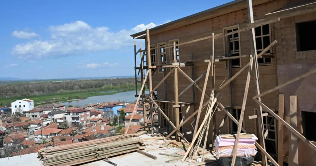 Edirne Valisi Yunus Sezer, 500 yıllık tarihi Muradiye Mevlevihanesi ihya çalışmalarını inceledi. Çevre Koruma Vakfı restorasyon detayları haberimizde.