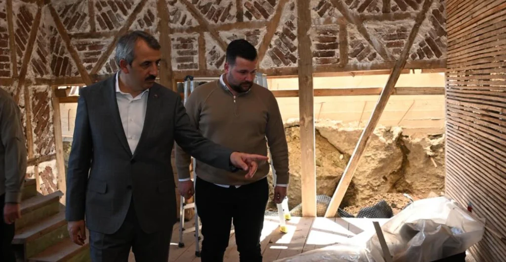 Edirne Valisi Yunus Sezer, 500 yıllık tarihi Muradiye Mevlevihanesi ihya çalışmalarını inceledi. Çevre Koruma Vakfı restorasyon detayları haberimizde.